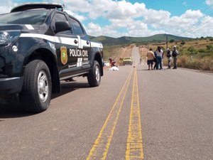 [Vídeo] Filho conduzia pai para consulta médica, mas pneu da moto estoura e idoso morre na AL-115