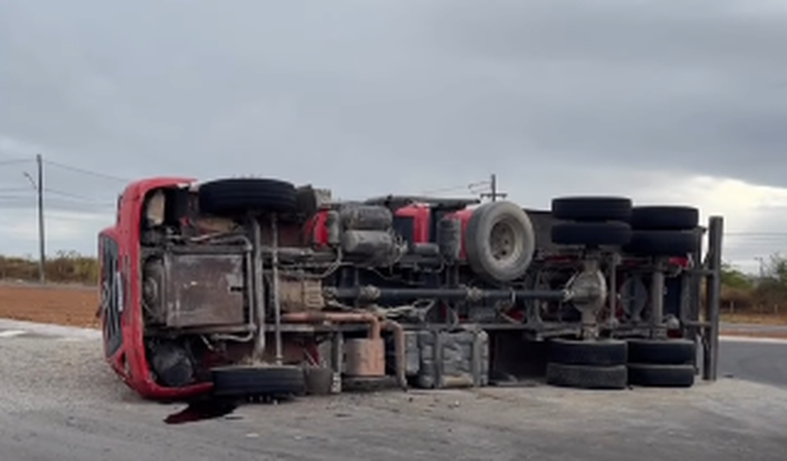 Carreta carregada de brita tomba em trecho da AL-115 e provoca lentidão no trânsito