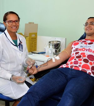 Doadores de sangue recebem camisa do Bloco do Hemoal