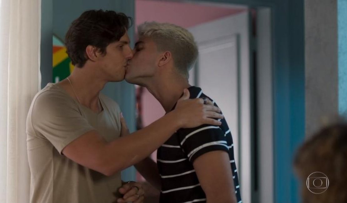 Ator de Bom Sucesso comemora beijo gay: 'É a vida como ela é' 
