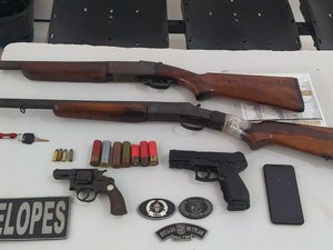Dupla é presa no Manoel Teles com espingardas e moto roubada em Atalaia