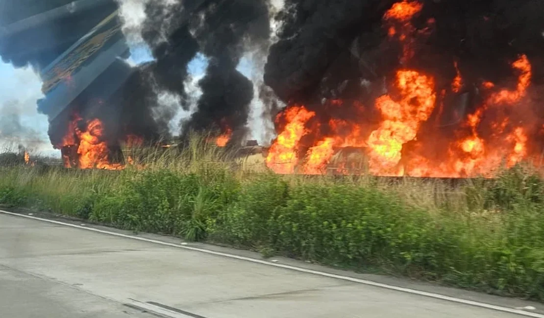Após explosão de  caminhão-tanque, trecho da rodovia BR-101 é liberado pela PRF