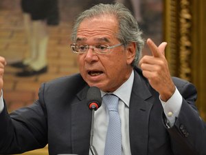 Ninguém tem de ficar preocupado com a alta do dólar, diz Paulo Guedes