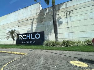 Arapiraca Shopping retira logos de lojas da fachada para reforma na estrutura externa