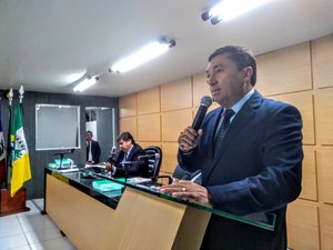 Vereadores cobram do prefeito Rogério Teófilo uma posição sobre atraso de salários dos servidores