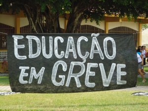 Servidores da Educação entram em greve; secretaria mantém aulas