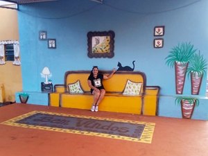 Artista transforma ponto de ônibus em sala de estar no interior do Paraná