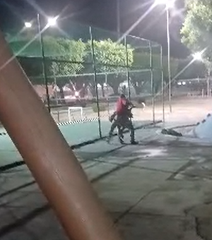 Adolescente é apreendido após agredir homem em situação de rua em praça