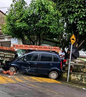 Caminhão perde força na subida de ladeira e atinge veículo em Joaquim Gomes