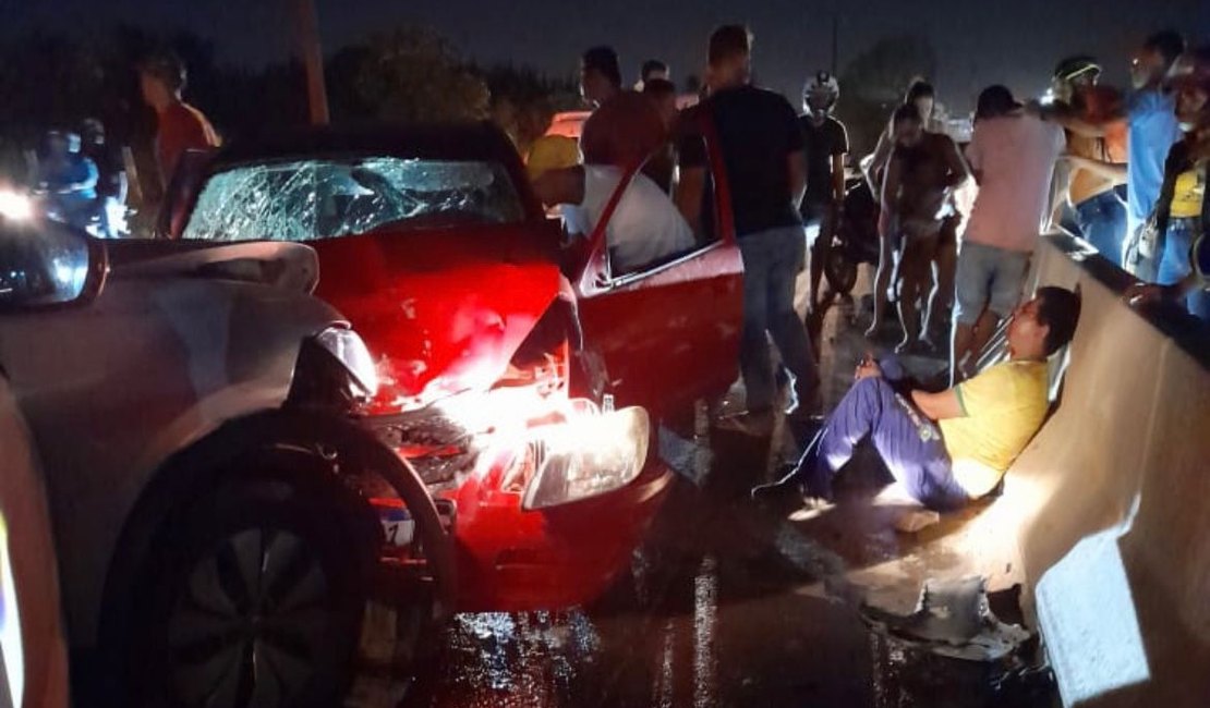 Colisão frontal entre carros deixa quatro pessoas feridos em Arapiraca