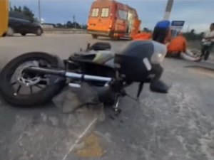Motociclista fica ferido após colisão com ônibus escolar em Arapiraca