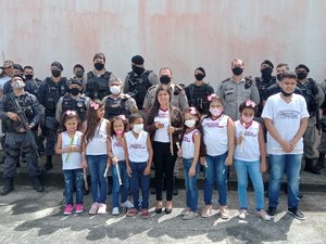 [Vídeo] Polícia Militar comemora Dia do Soldado com momento musical em Penedo
