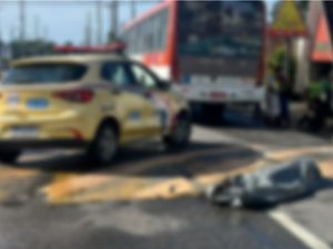 Motociclista morre após cair e ser atingida por veículo na Serraria, em Maceió