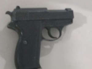 Dupla é presa praticando assalto com arma falsa em Maceió