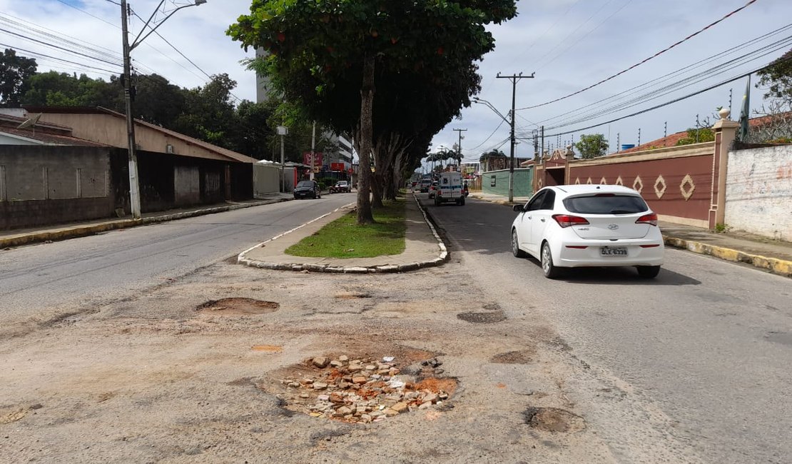 Buracos em retorno para veículos próximo  a SMTT prejudicam o tráfego em Arapiraca