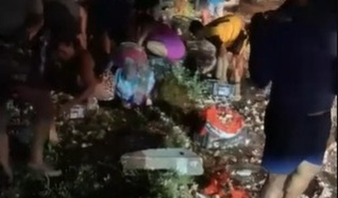 Caminhão com carregamento de alho tomba e população saqueia carga na AL-101 Sul