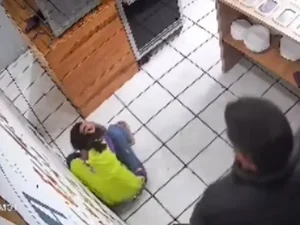 Homem que invadiu lanchonete e agrediu ex já responde por violência doméstica