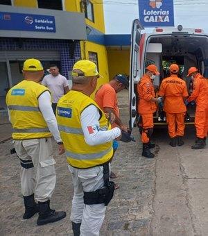 Homem é socorrido após cair em rua movimentada no bairro do Jacintinho