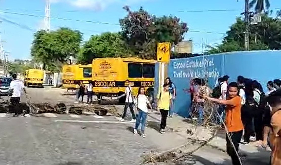 Alunos bloqueiam rua contra falta de ônibus escolar no bairro do Poço, em Maceió