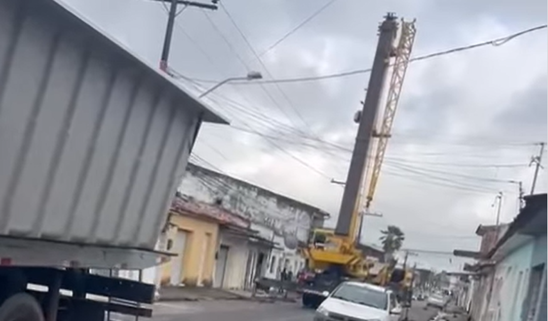 [Vídeo] Morador de Arapiraca fecha rua e aciona guindaste para instalar piscina no quintal de casa﻿