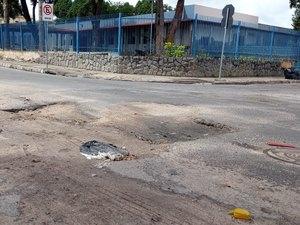 [Vídeo] Buracos afetam trânsito e representam riscos aos condutores em Arapiraca
