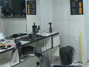 Criminosos invadem barbearia e anunciam assalto