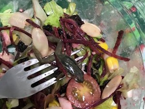 Professora encontra perereca em salada de pote