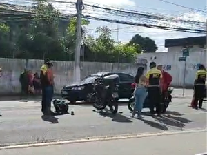 [Vídeo]  Motociclista colide após desviar de pedestre que atravessou a pista fora da faixa