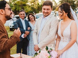 Para não adiar casamento, casal faz celebração no estilo drive-in