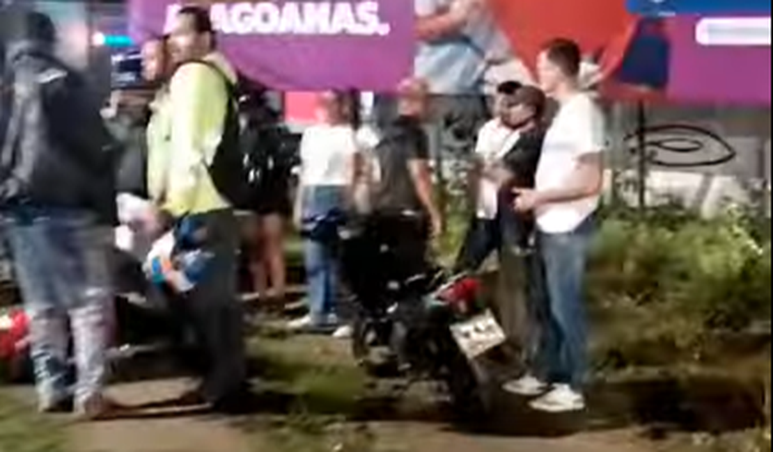 [Vídeo] Motociclista fica ferido após colidir contra poste no Barro Duro, em Maceió