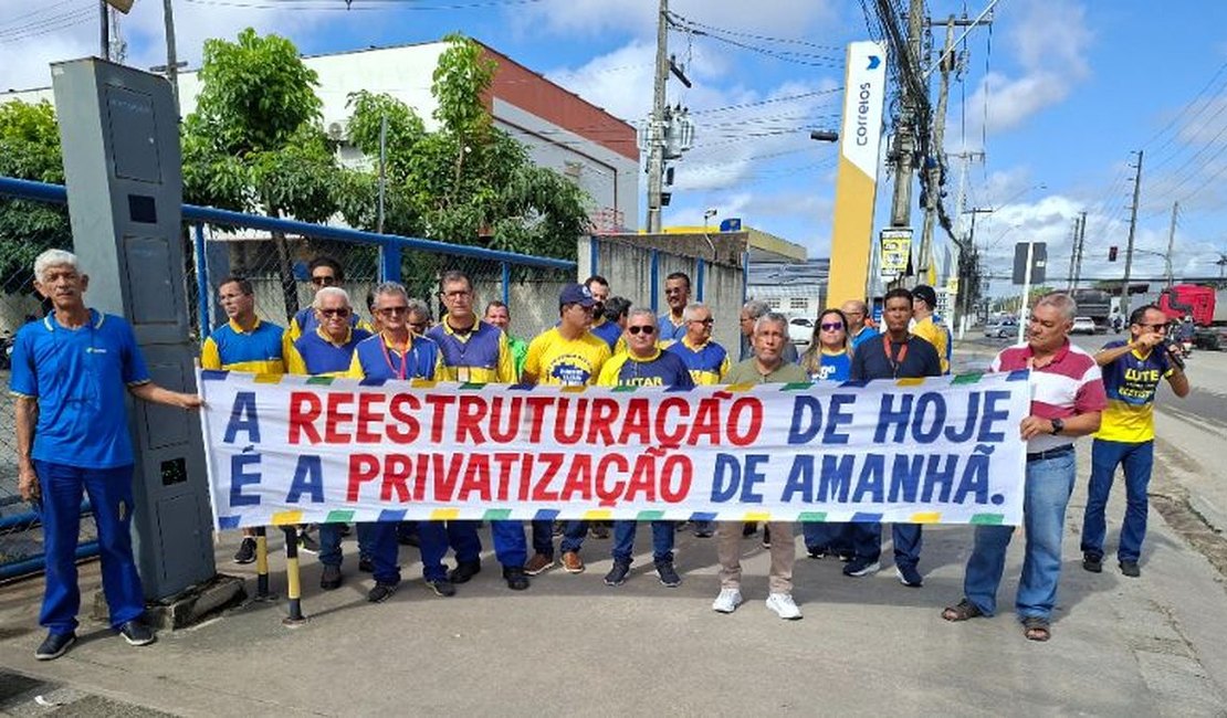 [Vídeo] Trabalhadores dos Correios realizam protesto e ameaçam greve em AL