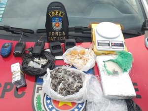 Polícia prende jovem e apreende drogas e material usado para o tráfico