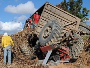 Trator tomba e esmaga dois trabalhadores em usina