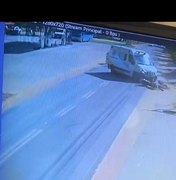 [Vídeo] Colisão entre ambulância e moto deixa mulher ferida na AL-101 Norte em São Miguel dos Milagres