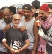 Lula discursa do lado de fora do Sindicato dos Metalúrgicos, em São Paulo