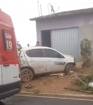 [Vídeo] Motorista perde controle da direção do veículo, bate em poste e invade residência em Arapiraca
