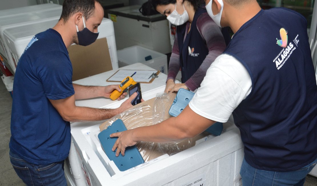 Alagoas inicia distribuição de novo lote de vacinas contra a Covid-19 nesta sexta (25)