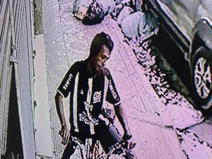 Imagens mostram homem fugindo com bicicleta furtada em Arapiraca