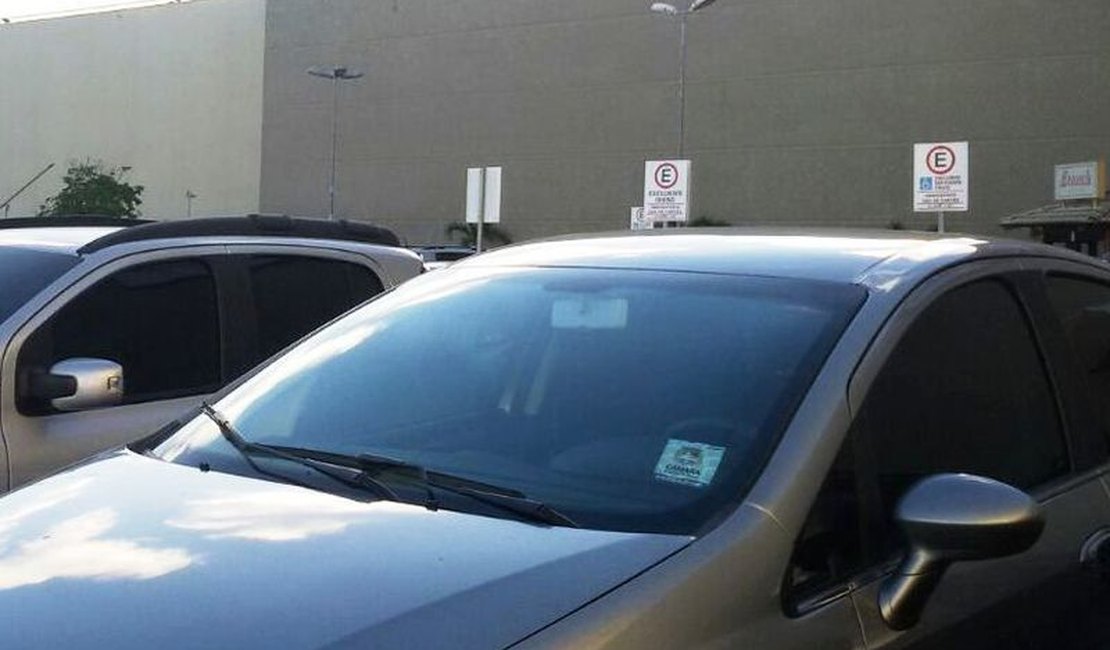 Denúncia: cliente flagra carro de vereador em vaga de idoso em Shopping