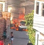 Carro pega fogo e fica destruído no Benedito Bentes, em Maceió