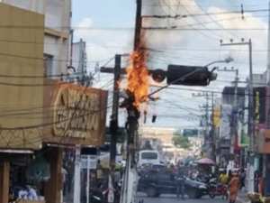 [Vídeo] Três postes de energia elétrica pegam fogo no centro comercial de Arapiraca