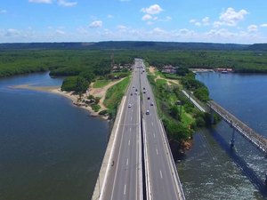 Taxistas iniciam manifestação na Ponte Divaldo Suruagy