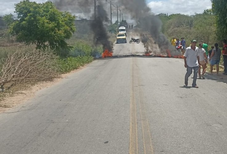 Sem água em casa, moradores de Poço das Trincheiras protestam e interditam o trânsito