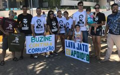 Apoiadores em ato contra a corrupção na Ponta Verde
