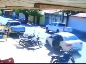 Menino de 12 anos pula de carro em movimento para fugir da polícia após roubar táxi