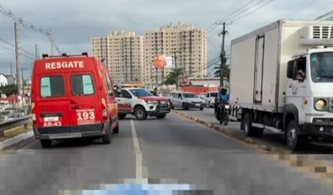 Mulher que morreu após cair de moto e ser atropelada na Avenida Menino Marcelo é identificada
