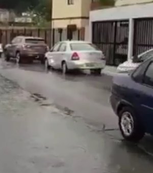 [Vídeo] Motoristas furam os pneus ao passarem por rua no bairro do Farol