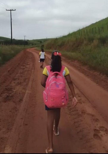 Mulher caminha 5 km com criança de colo e duas meninas por falta de transporte da Prefeitura de Campestre