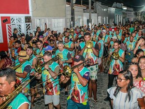 Blocos puxados por orquestras de frevo fazem as prévias do carnaval em Penedo