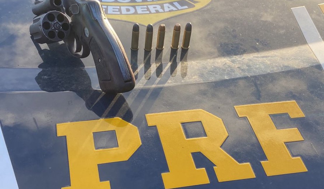 PRF prende três pessoas por porte ilegal de arma de fogo, no município de Messias/AL